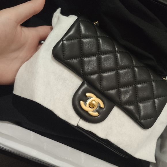 Brand new. Never used, Chanel Mini Flap square with gold ball. Pearl crush. - Picture 10 of 12